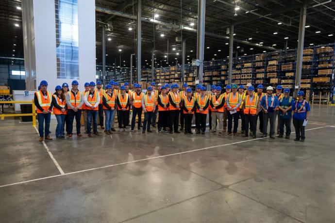 Le nouveau centre de distribution de Komatsu accélère la livraison des pièces pour les clients d'Équipement SMS 