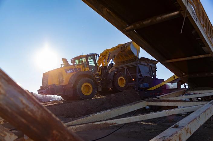 Komatsu introduces WA485-11 and WA475-11 wheel loaders