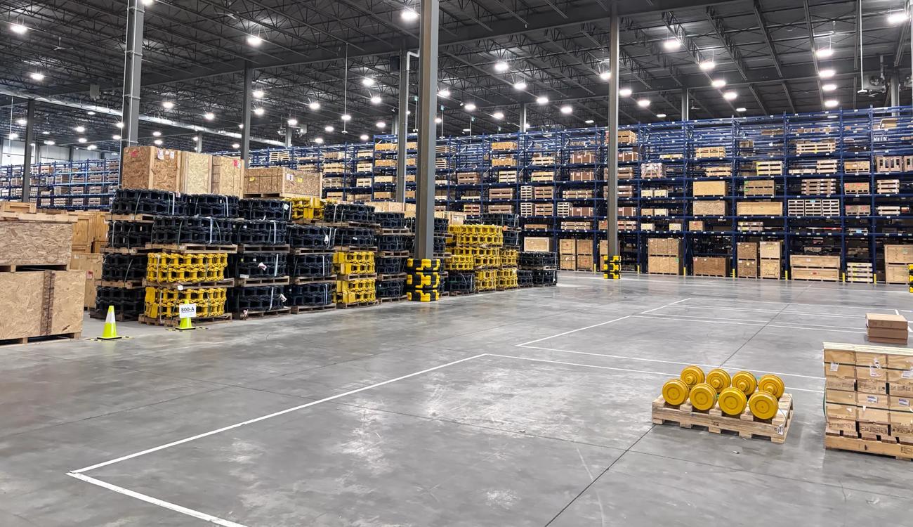 <img src="https://contentbucket.smsequipment.com/transform/70ecc567-fcf0-4bd5-a821-51d641a34457/web_KGP_Logo_WH"><br />Komatsu inaugure un nouveau centre de distribution à Edmonton